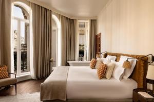 um quarto de hotel com uma cama e uma banheira em Château des Fleurs - Hôtel & Spa - Paris Champs-Elysées em Paris