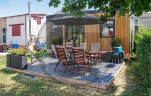 een patio met een tafel en stoelen en een parasol bij Naturama Beilngries Haus 4 in Beilngries