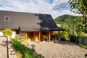 dom z czarnym dachem na wzgórzu w obiekcie Chata pod kopcom w mieście Žarnovica