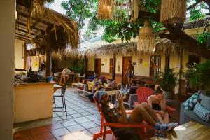 um grupo de pessoas sentadas em cadeiras em um restaurante em Viajero Cartagena Hostel em Cartagena das Índias