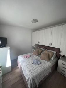 een slaapkamer met een bed in een kamer met witte muren bij La casa del Sole in Imperia