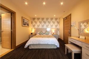Una cama o camas en una habitación de Biarritz Hotel