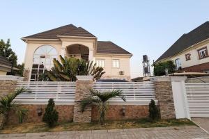 una cerca blanca frente a una casa en Captain's Residence, en Abuja