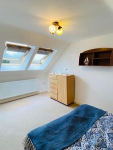 um quarto com uma cama e uma cómoda em Family Relax in the Seaside Town with Parking em Hastings