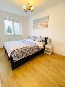 um quarto com uma cama e um candeeiro em Family Relax in the Seaside Town with Parking em Hastings