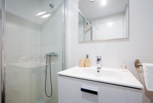 Kúpeľňa v ubytovaní 1 9 Tesoro Galeon Spa y Gym
