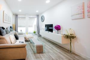 Televízia a/alebo spoločenská miestnosť v ubytovaní 1 9 Tesoro Galeon Spa y Gym