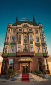 um grande edifício com uma escada em frente em Hotel Moskva em Belgrado