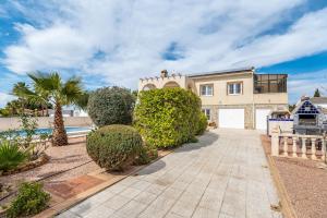 Casa grande con entrada y piscina en Villa Azul, en Ciudad Quesada