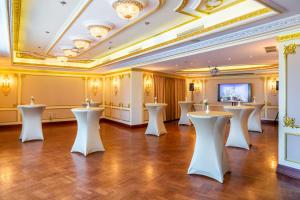 una fila di tavoli in una stanza con soffitto di Hotel Moskva a Belgrado