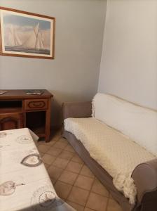 a small room with a bed and a table at Le mas de la Treille 