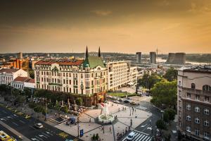 une vue aérienne sur une ville avec un grand bâtiment dans l'établissement Hotel Moskva, à Belgrade