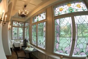 コー​​ブルクにあるホテル ヴィラ ヴィクトリアのステンドグラスの窓が付いた部屋