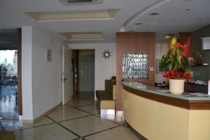 a lobby of a hotel with a bar in the middle at Hotel Ariston in Misano Adriatico