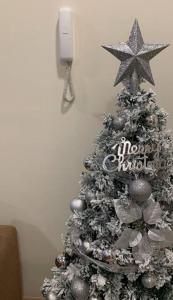 Un árbol de Navidad con un feliz año nuevo en él en Familia Holiday @ TimurBay Seafront Kuantan, en Kuantan