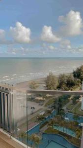 Utsikt mot bassenget på Familia Holiday @ TimurBay Seafront Kuantan eller i nærheten