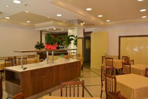 A restaurant or other place to eat at Hotel Ariston