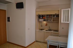 A kitchen or kitchenette at Hotel Ariston