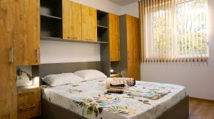 ein Schlafzimmer mit einem Bett und einem Tisch darauf in der Unterkunft Апартамент Далия - Apartment Dalia in Warna