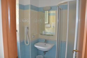 A bathroom at Hotel Ariston