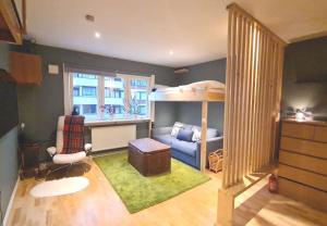 een woonkamer met een stapelbed en een bank bij smart Studio Apartment 3 mins from Vigeland park in Oslo