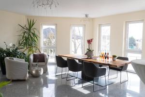 a dining room with a table and chairs at HOTEL MARIA in Gramatneusiedl