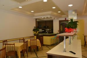 A restaurant or other place to eat at Hotel Ariston