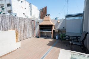 a small patio with a grill on a balcony at Impecable! Centro BA con pileta y parrilla 3 pax in Buenos Aires