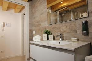 une salle de bain avec un lavabo et un miroir dans l'établissement Ca' Puccetti, à Venise