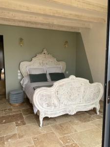 Cette chambre comprend un grand lit blanc. dans l'établissement Mas des jours heureux aigues mortes, à Aigues-Mortes