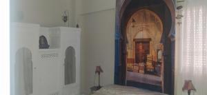 Zimmer mit einem Bett und einem Wandgemälde in der Unterkunft La Casita de Celia in Alicante