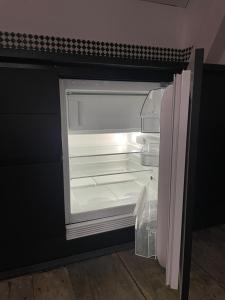 een lege koelkast met de deur open in een keuken bij Peter House in Nivelles