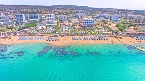 una vista aérea de una playa y el océano en Vrissiana Boutique Beach Hotel, en Protaras