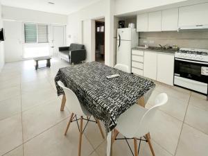 cocina con mesa y sillas en una habitación en Departamento de un dormitorio - PB en Santa Fe