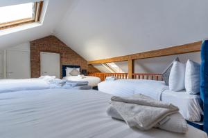 Ένα ή περισσότερα κρεβάτια σε δωμάτιο στο Rainford Gardens by UStay Aparthotels