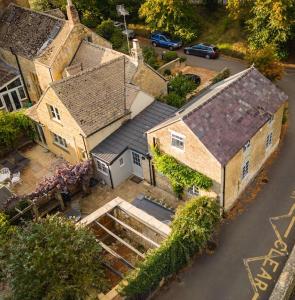 una vista aérea de una casa grande con una calle en Cotswolds Corner Cottage, en Moreton-in-Marsh