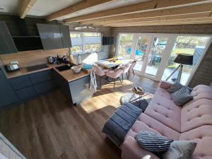 vista sul soffitto di un soggiorno e di una cucina con divano rosa di Tiny House Flensburg Lee a Handewitt