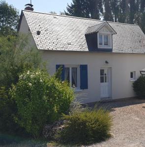 een wit huis met een gambrel dak bij Gîte Le Fruitier Beaugency in Beaugency