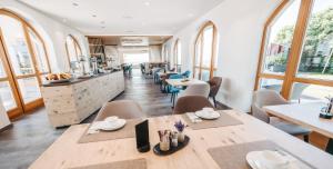 A seating area at Weingut & Gästehaus zum Seeblick - Familie Sattler
