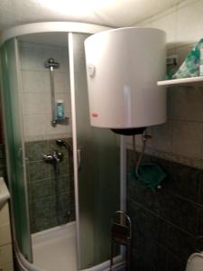 a bathroom with a shower with a glass door at Casa di NONO in Dragozetići
