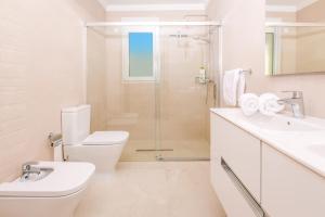 uma casa de banho com um WC, um lavatório e um chuveiro em Casa Juana is a modern, luxury, exclusive, 6 bedroom villa. em Xàbia