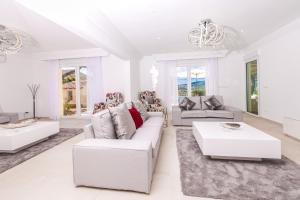 ein weißes Wohnzimmer mit einem weißen Sofa und Tischen in der Unterkunft Casa Juana is a modern, luxury, exclusive, 6 bedroom villa. in Jávea + 81 Fotos