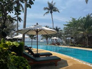 Der Swimmingpool an oder in der Nähe von Green Papaya Beach Resort, Koh Phangan