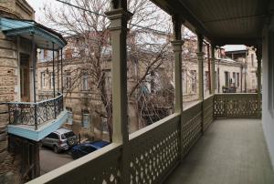 een balkon met uitzicht op een auto geparkeerd op een straat bij Crystall hotel Tbilisi in Tbilisi City