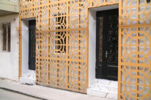 een toegang tot een gebouw met een metalen poort bij Crystall hotel Tbilisi in Tbilisi City