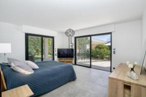 Posteľ alebo postele v izbe v ubytovaní Villa avec piscine privée - Golf de St Tropez