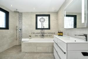 Kúpeľňa v ubytovaní Villa avec piscine privée - Golf de St Tropez