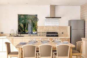 Kuchyňa alebo kuchynka v ubytovaní Villa avec piscine privée - Golf de St Tropez
