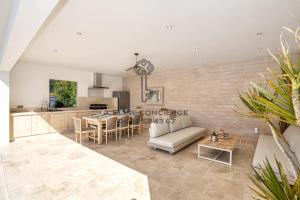Kuchyňa alebo kuchynka v ubytovaní Villa avec piscine privée - Golf de St Tropez