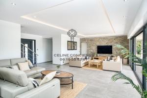 Televízia a/alebo spoločenská miestnosť v ubytovaní Villa avec piscine privée - Golf de St Tropez